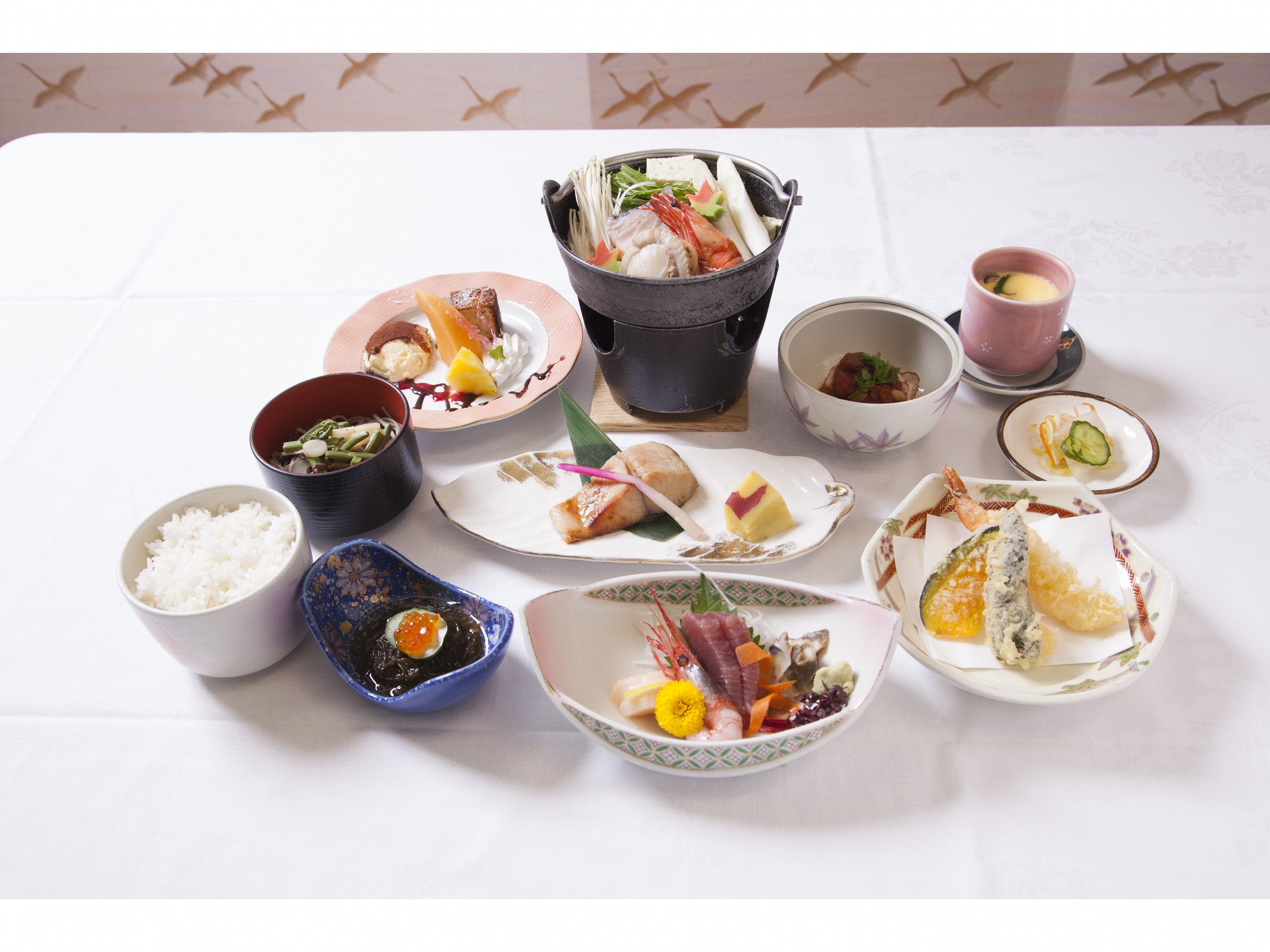 <br>地産地消にこだわった料理長特製の夕食